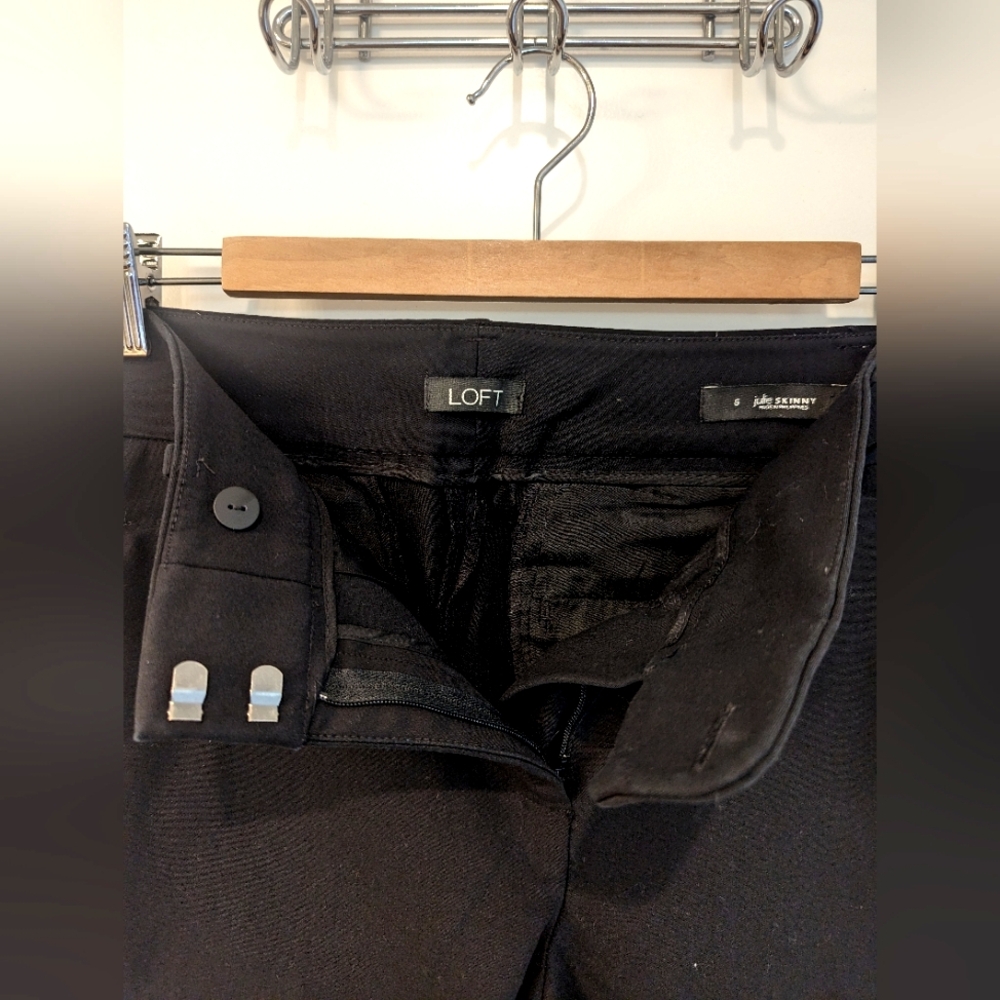 EUC- Loft black work pants sz 6 Julie skinny pants